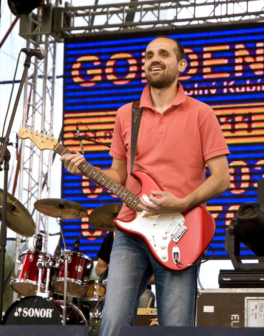 Ondrej Bukna hrá na gitare na pódiu