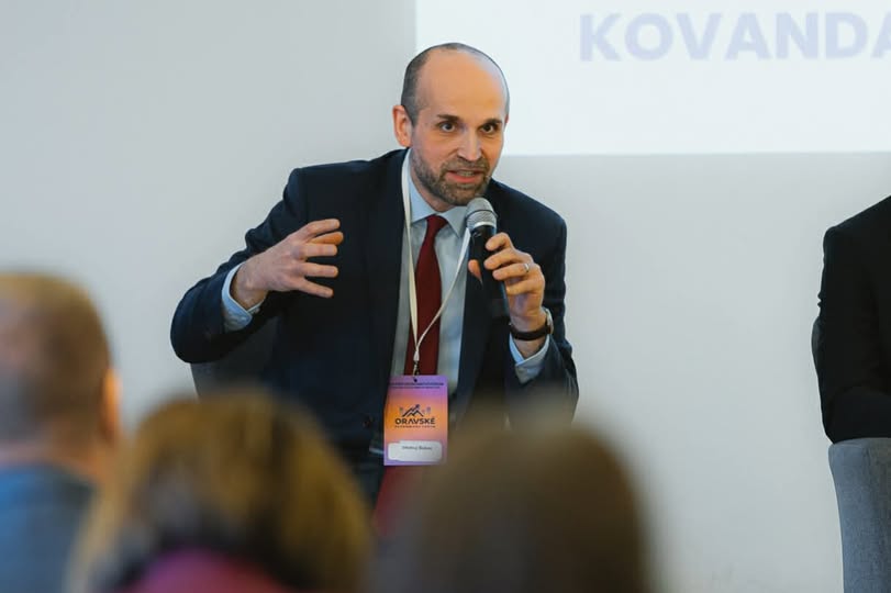 Ondrej Bukna v panelovej diskusii s mikrofónom